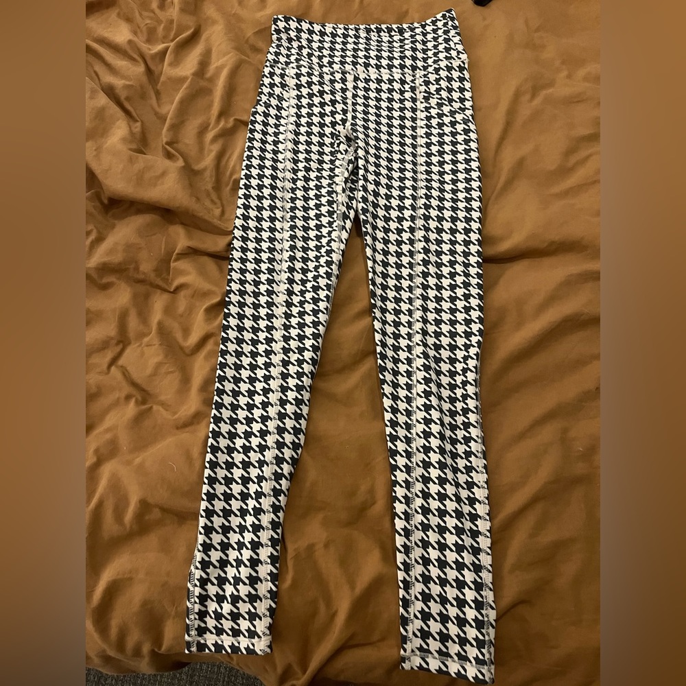 Forever 21 houndstooth workout leggings